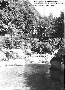 COLO JEUNE FRANCE 1956 passerelle sur le Guiers